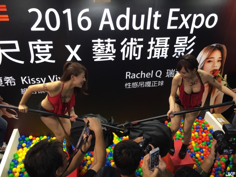 【JKF X 2016 Adult Expo】和SG比賽！拿棒棒互戳好刺激【EV棋牌】-EV棋牌