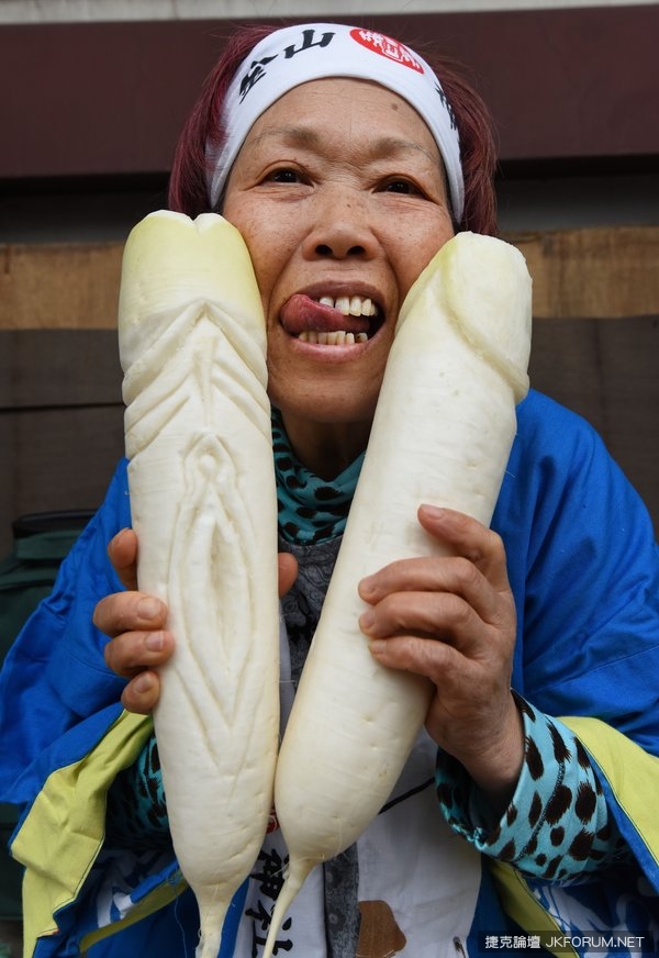 日女大解放　在街上大舔肉棒不害臊！這個節日讓人好想參加啊【EV棋牌】-EV棋牌