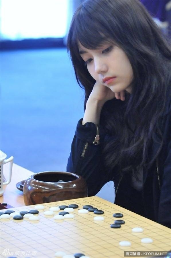 日瘋傳！台女棋士一張「托腮厭世照」已經決定勝負關鍵【EV棋牌】-EV棋牌