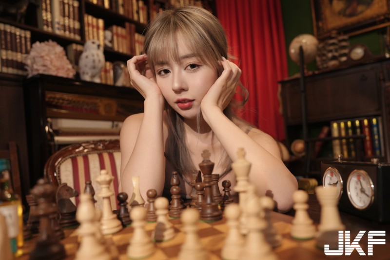 高顏值美乳正妹「王王」陪你下棋，「誘惑緊身裝」曲線太勾人！【EV棋牌】-EV棋牌