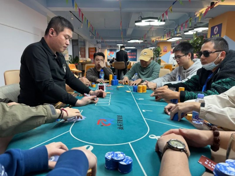 【EV扑克】汕头南湾杯｜66今日不太6，金刚撞车同花顺，恭喜王士元140.5W记分牌斩获主赛Day2CL!【EV棋牌】-EV棋牌